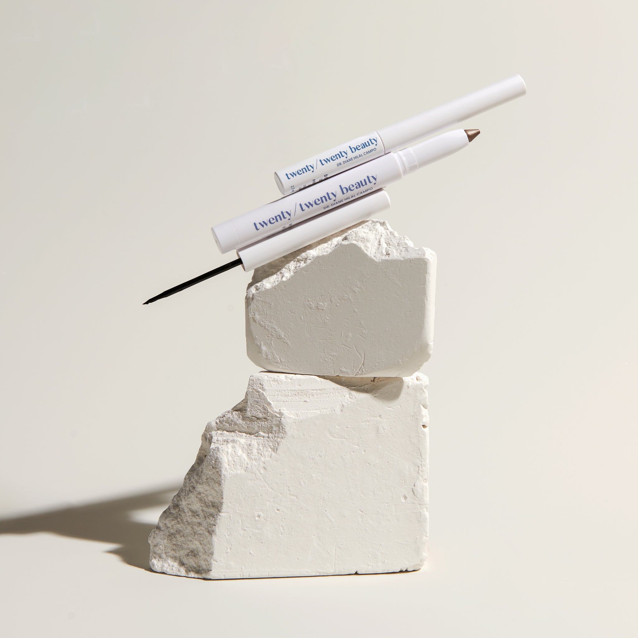 Liquid eyeliner with castor oil, ceramides and argan oil to help sensitive eyes and dry eyes