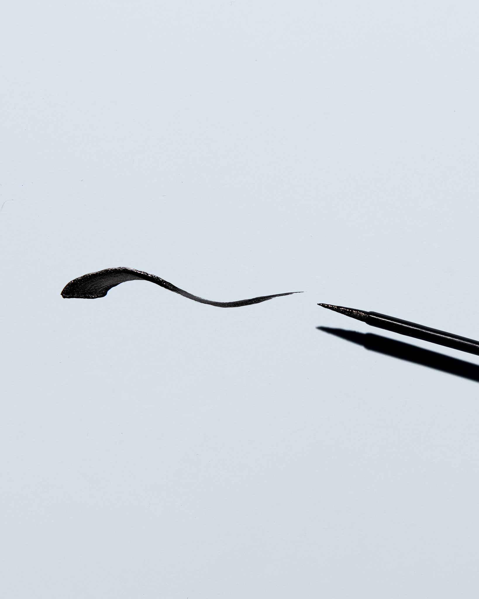 Black formula is safe for sensitive eyes and applicator helps achieve a precision for a winged, cat eye look